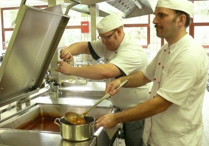 Blick in die Küche des PIH: täglich 450 Mittagessen werden hier zubereitet