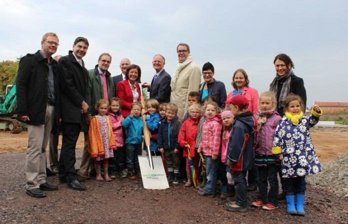 Ministerpräsidentin Malu Dreyer setzte am 29.09.2013 gemeinsam mit Landaus Oberbürgermeister Hans-Dieter Schlimmer den Spatenstich zum Bau des Spielplatzes.