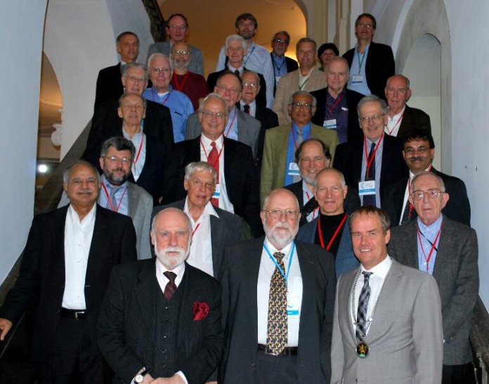 Stiftungsgründer und Wissenschaftsförderer Klaus Tschira (3.v.l.) und Oberbürgermeister Dr. Eckart Würzner (2.v.r.) mit den Teilnehmern des „Heidelberg Laureate Forum“