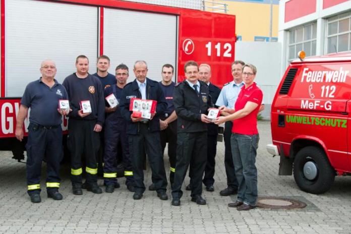 Übergabe der Spezialuhren durch PR Managerin, Frau Schulz, an den stellv. Wehrleiter Herrn Stefan Klein und den Fachbereichsleiter, Herrn Bernd Kaiser, mit seinen Ausbildern mit einem Teil der Lehrgangsmitglieder.