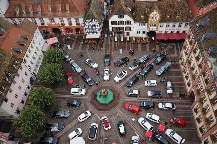 Der Marktplatz war der zentrale Platz des Autosalons. Doch nicht nur dort gab es Autos zu sehen.