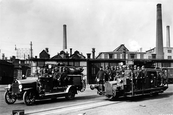 Motorisiertes Löschfahrzeug und Schienenlöschfahrzeug (1930)