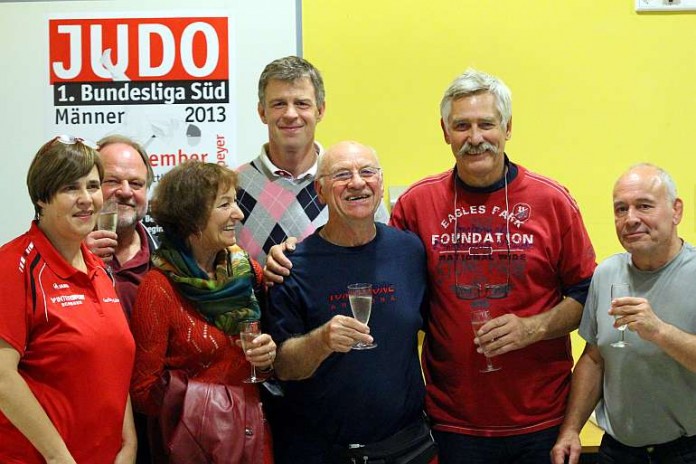 Horst Alpers (2. von rechts) zusammen mit seinen ehemaligen Schülern Peter Lichtmanegger (ganz rechts) und Volker Heyer (hinten Mitte im grauen Pullover) sowie JSV-Geschäftsführerin Gerlinde Görgen (ganz links).