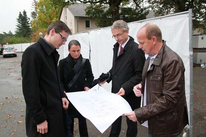 Landrat Dr. Christoph Schnaudigel (2.v.r.) informierte sich zusammen mit Oberbürgermeister Sebastian Schrempp (li.) bei Sylvia Tröger (2.v.l.) vom Bauamt des Landratsamts sowie Architekt Markus Kornmüller (r.) über die Planung.