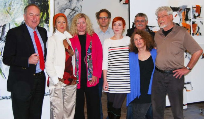 Karl-Heinz Dielmann, Vorstandsvorsitzender der Stadtsparkasse Kaiserslautern, Karin Decker Bereichsleiterin der Stadtsparkasse Kaiserslautern und Vorstandsmitglieder der Künstlerwerkgemeinschaft.