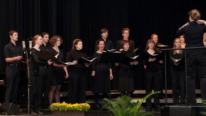 Erfolgreich beim Badischen Chorwettbewerb: der Madrigalchor der Katholischen Hochschulgemeinde Freiburg mit Chorleiterin Lisa Wolf erlangte den Titel Meisterchor. 15 Chöre aus ganz Baden dürfen sich künftig Leistungs-, Konzert- oder Meisterchor nennen.