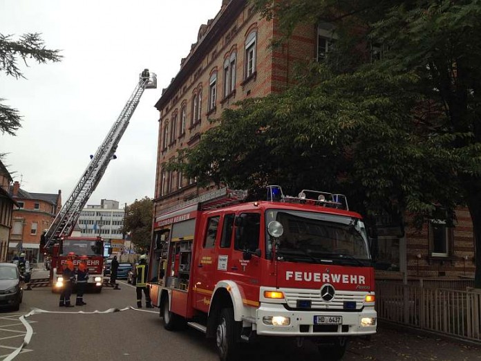 Vor der Stadtbibliothek kam es zu einer größeren Ansammlung von Feuerwehrfahrzeugen.