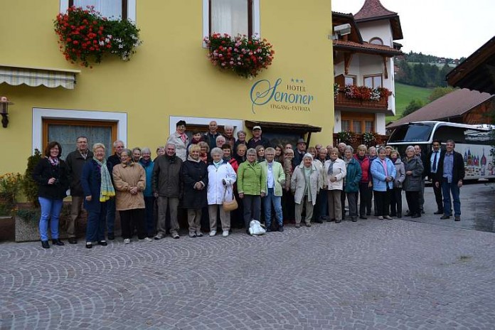 Die Reisegruppe vor dem Hotel