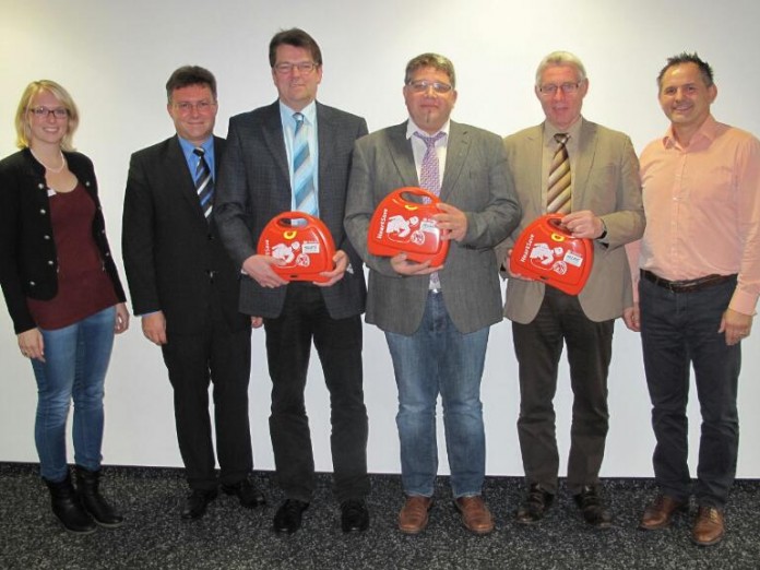 Aus Mitteln der Otto und Maria Blaschek-Stiftung wurden drei Defibrillatoren angeschafft, die dem Kinder- und Jugenddorf Klinge in Seckach, dem Kinderheim St. Kilian Walldürn und der Tagungsstätte der Evangelischen Jugend in Neckarzimmern übergeben wurden