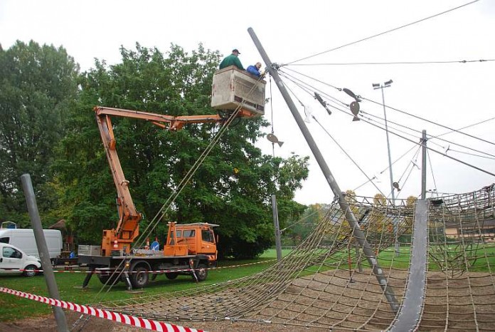 Spielplatzkontrolleure der Stadt Heilbronn inspizieren im Wertwiesenpark mit einer Hubarbeitsbühne das Großspielgerät „Fischernetz“.