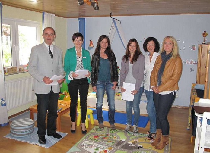 Bürgermeister Reinhold Berberich, Renate Körber und Nadine Polk vom Landratsamt, Julia und Maritta Rappolt sowie Tanja Siebert-Weiß vom Tageselternverein des Kreises über das zusätzliche Betreuungsangebot für Kinder in Billigheim.