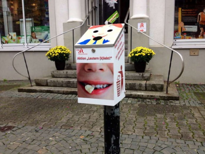 Der Behälter vor der Adler-Apotheke