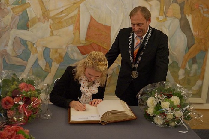 Janina I. beim Eintrag ins Goldene Buch, rechts Bürgermeister Wolfgang Lutz