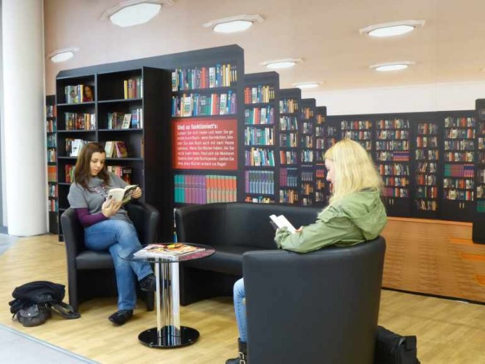 Ab jetzt: das „Offenen Bücherregal“ im ersten Obergeschoss des Shopping-Centers „Weinheim Galerie“