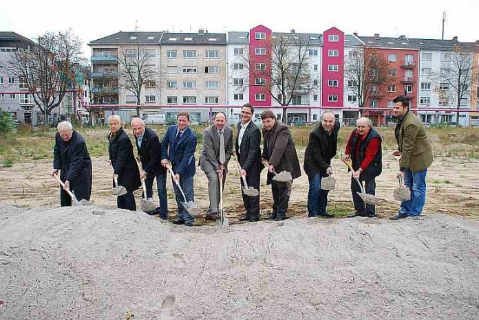 Bürgermeister und Stadträte beim Spatenstich für die Erschließung von T 4 / T 5
