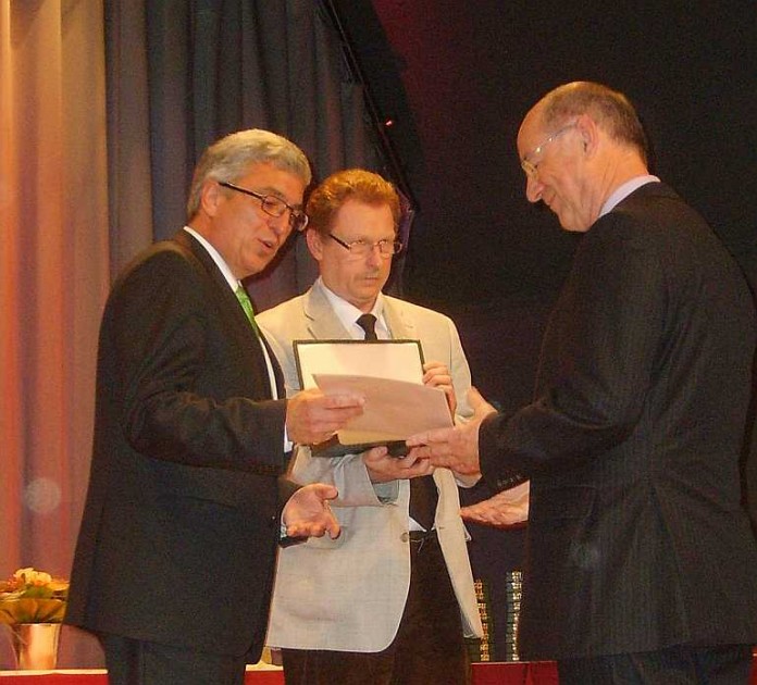 Verleihung der Freiherr-vom-Stein-Plakette an Hans Grohe, rechts im Bild.