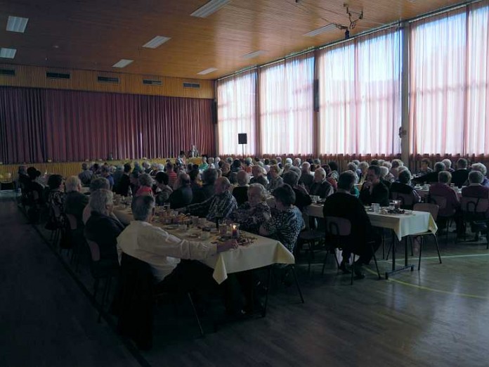 Blick in den gut gefüllten Saal