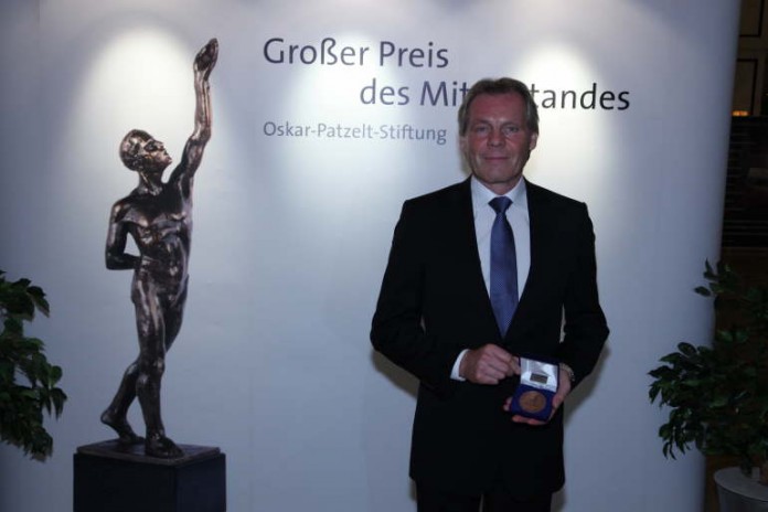 Manfred Becker mit der Ehrenplakette