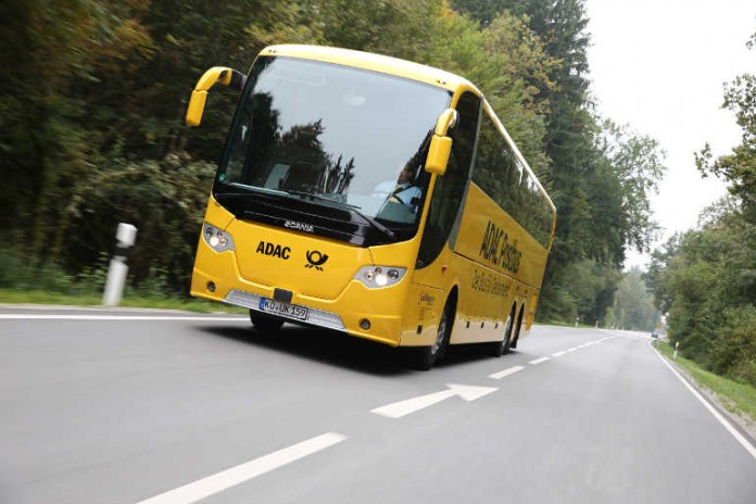 Fährt zweimal täglich auf der Strecke Frankfurt – München: Der ADAC Postbus
