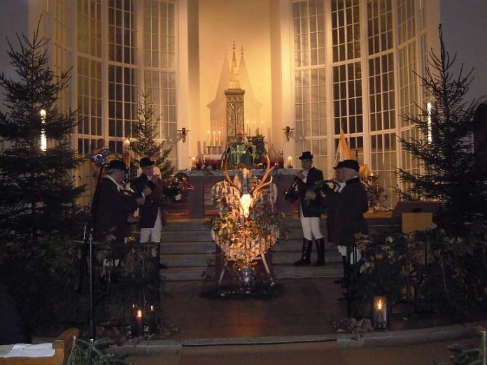 Blick in den Altarraum mit den Pfalzgrafen Parforce-Hornbläser