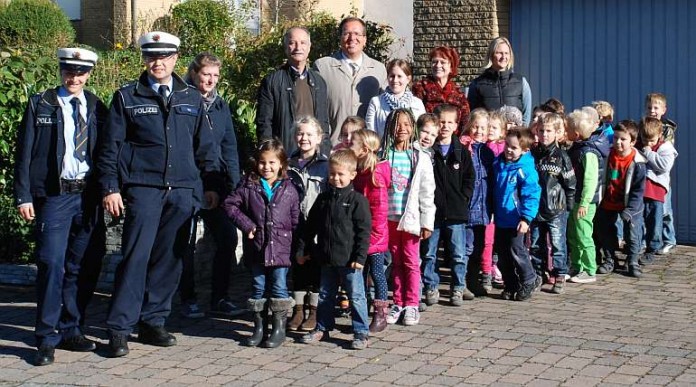 Die Gäste von Polizei, LBS, Sparkasse und Unfallkasse, die Erzieherinnen und Vorschulkinder