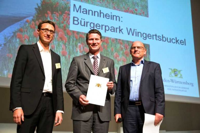 Christian Konowalczyk und Markus Roeingh erhalten von Verkehrsminister Winfried Hermann die Auszeichnung