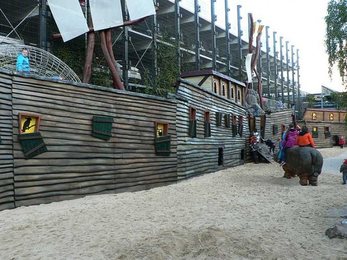 Auf dem großen Spielplatzgelände des Zoos segelt ein riesiges Schiff ganz aus Holz.