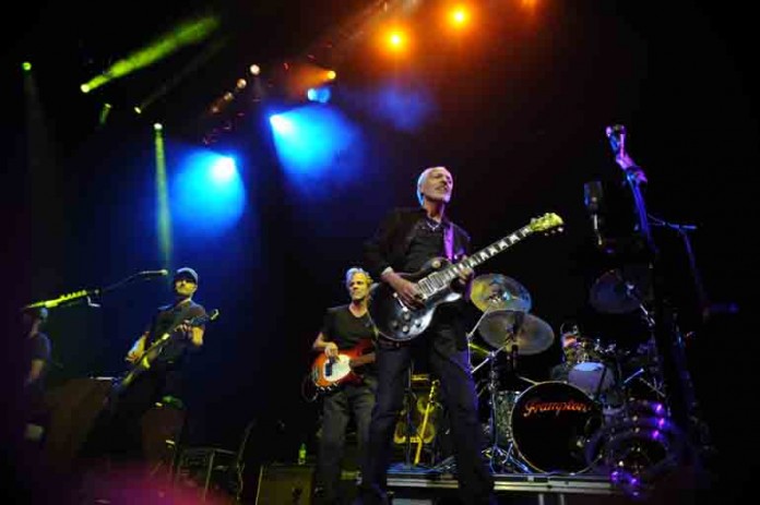Peter Frampten und Band (Foto) brachten das Publikum in musikalische Stimmung für den Auftritt von Deep Purple