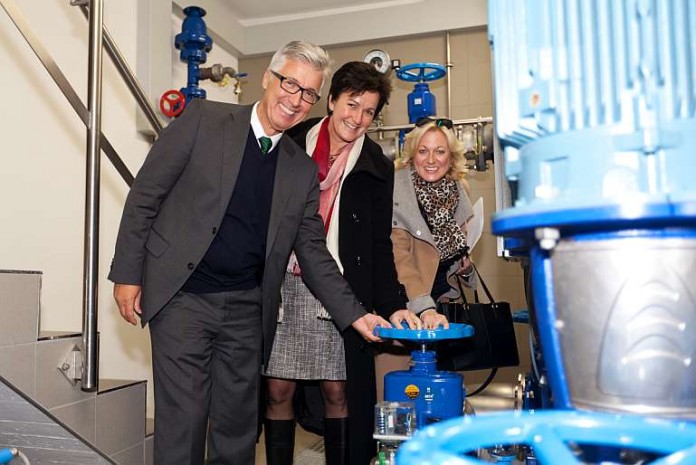 Erster Bürgermeisterin Margret Mergen (Mitte), Technischer Geschäftsführer Dr. Karl Roth und die Ortsvorsteherin von Hohenwettersbach, Elke Ernemann