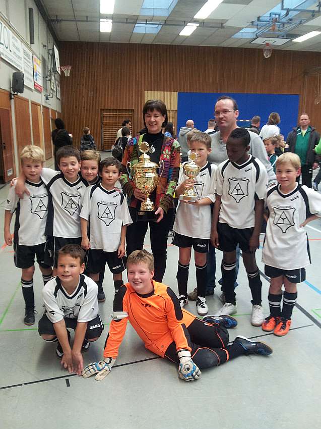 Die Mannschaft der Lessingschule bei der Pokalübergabe durch Ortsvorsteherin Anke Simon MdL