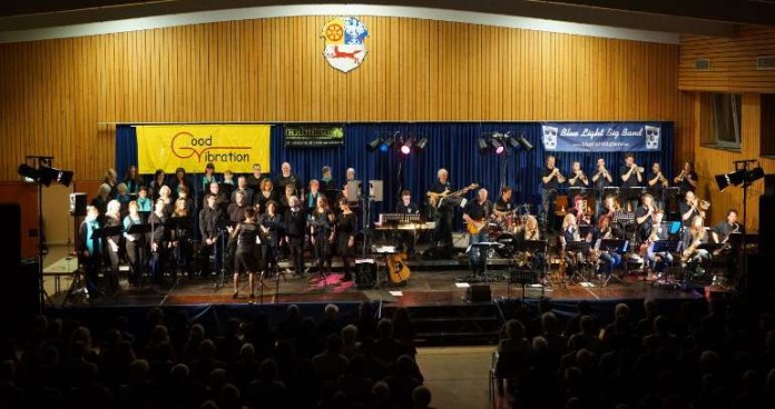 Good Vibration und die Blue Light Big Band standen am 09.11.2013 gemeinsam auf der Bühne.