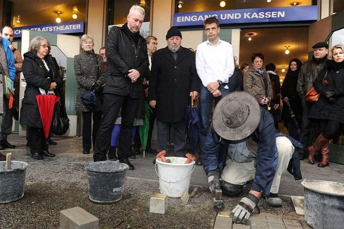 Peter Spuhler (Generalintendant), Dr. Hans-Jürgen Vogt (Altstadtrat, Sprecher der Koordinationsgruppe Stolpersteine Karlsruhe), Jan Linders (Schauspieldirektor), Gunter Demnig (Künstler)