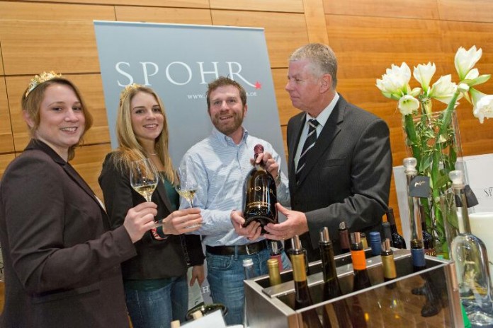 Rheinhessische Weinprinzessin Marlene Schuck, rheinhessische Weinkönigin Judith Dorst, Winzer Christian Spohr und Oberbürgermeister Michael Kissel.