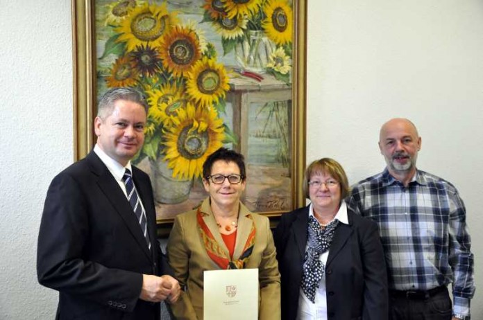 Landrat Matthias Wilkes (l.), Waltraud Moll vom Personalrat (2.r.) und Ronald Berg von der Abteilung Personalmanagement (r.) gratulierten der Jubilarin zum 40.-jährigen Dientstjubiläum.