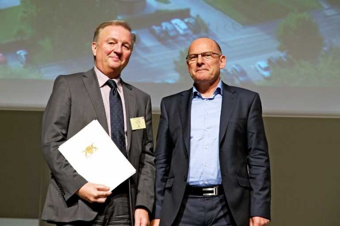Bürgermeister von Ladenburg Rainer Ziegler mit der Urkunde