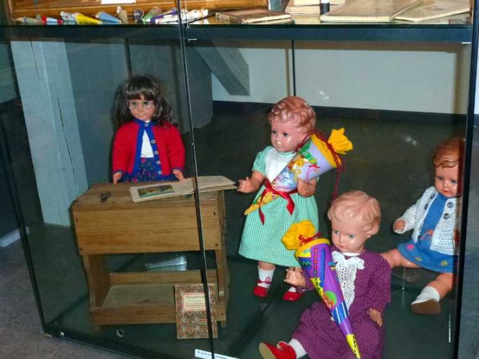 Eine ganz besondere Ausstellung, die in dieser Form sicherlich einmalig ist. "Puppen und Bären " - Die Sonderausstellung im Museum in Rheinzabern