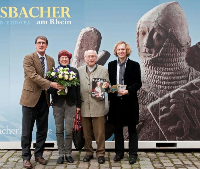 Kulturbürgermeister Michael Grötsch und Projektleiter Dr. Alexander Schubert begrüßten die Jubiläumsgäste, das Ehepaar Dagmar Gehrls und Gerhard Arnold, mit Geschenken.