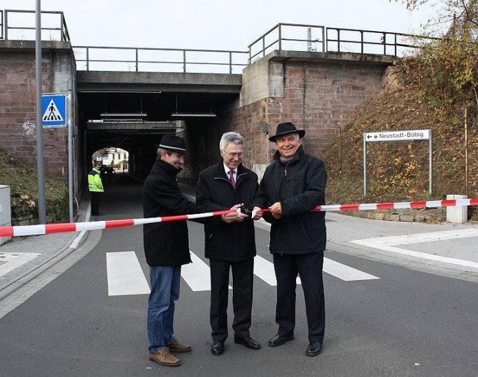 Oberbürgermeister Hans Georg Löffler, Ministerialdirigent Dr. Lothar Kaufmann und Tiefbauchef Alex Stork (v.re.) geben den umgebauten IBAG-Tunnel offiziell für den Verkehr frei.