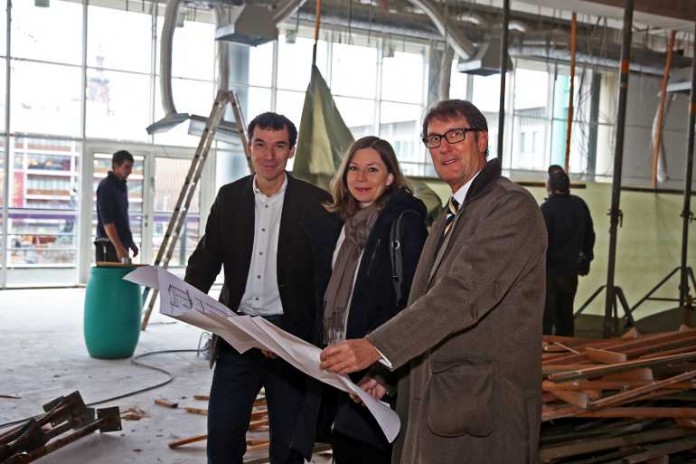 Umbau des Bürgersaals: Bürgermeister Grötsch (rechts im Bild) macht sich gemeinsam mit Architekt Rüdiger Trager und Bauleiterin Myriam Hein ein Bild der Arbeiten vor Ort