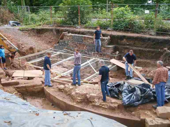Mitglieder und Helfer des Festungsbauvereins Landau auf der Baustelle der "Lunette 41" im Landauer Savoyenpark