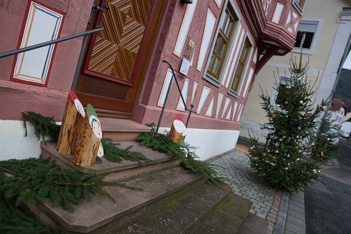Titelbild: der Eingang des Lambrechter Zunftshauses.