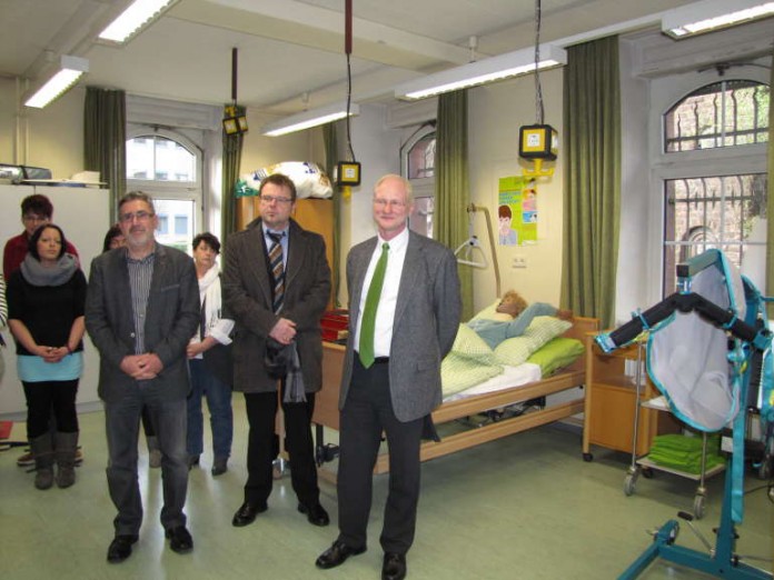 Beigeordneter Färber (rechts im Bild) und Wolfgang Ernst (mitte im Bild) vom Referat Schulen besuchen die Fachklasse Altenpflege der BBSII
