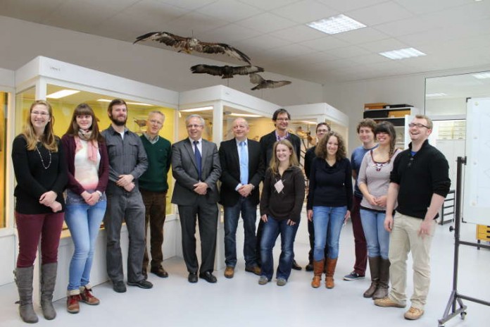 Präsident Prof. Dr. Helmut J. Schmidt (5.v.l.) freute sich über die Bereicherung an der TU