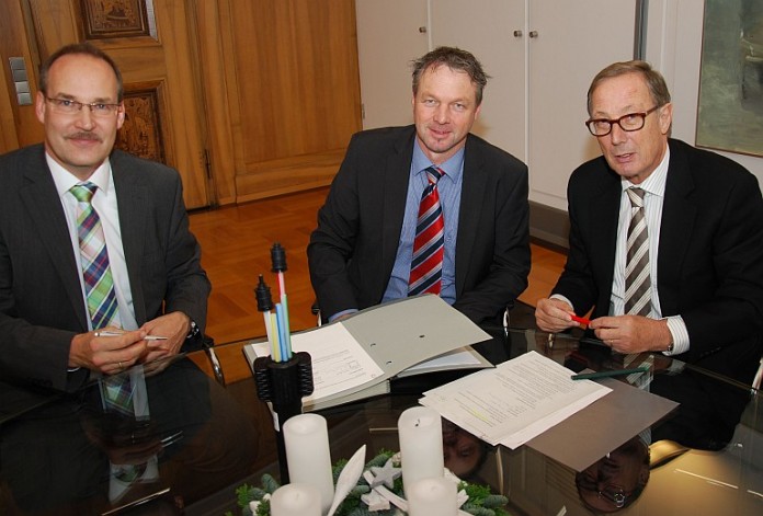 Joachim Otto, Klaus Reinemuth (beide Telekom) und OB Helmut Himmelsbach bei der Unterzeichnung der Absichtserklärung.