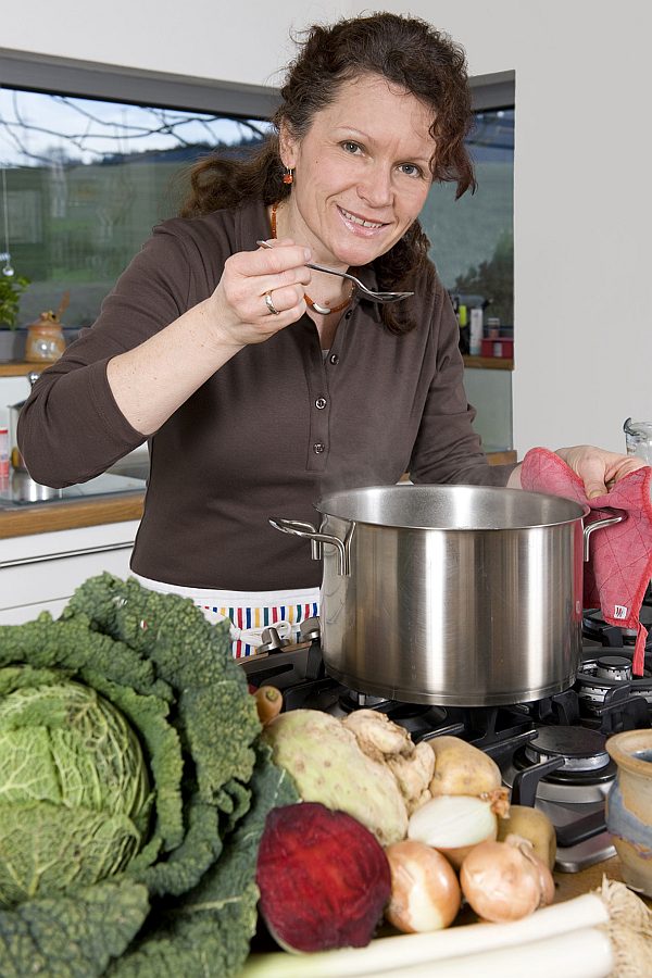 Gerade im Winter ist es wichtig, auf eine gesunde Ernährung zu achten, um die Abwehrkräfte zu stärken. Dazu eignet sich gut heimisches Gemüse, z.B. Weißkohl, Grünkohl, Möhren oder Rote Beete.