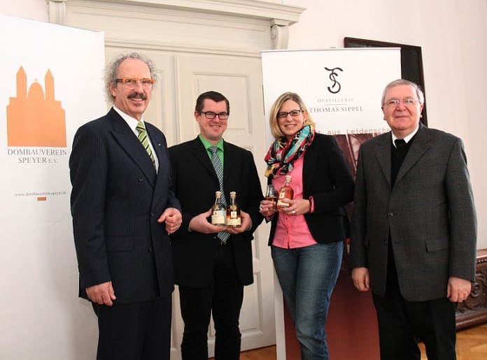 Dr. Wolfgang Hissnauer (Dombauverein), Thomas Sippel, Sandra Bitz (Destillerie Sippel) und Weihbischof Otto Georgens