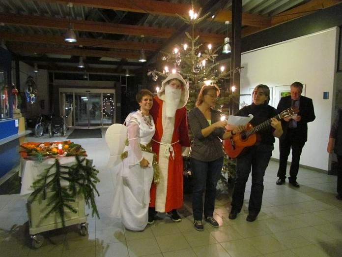 Der Heiligen Nikolaus samt Christkind besuchte das Krankenhaus Buchen.