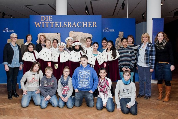 Die 6. Klasse der Mannheimer Konrad-Duden-Werkrealschule freut sich über die Einladung von Roche in die Wittelsbacher-Ausstellung.