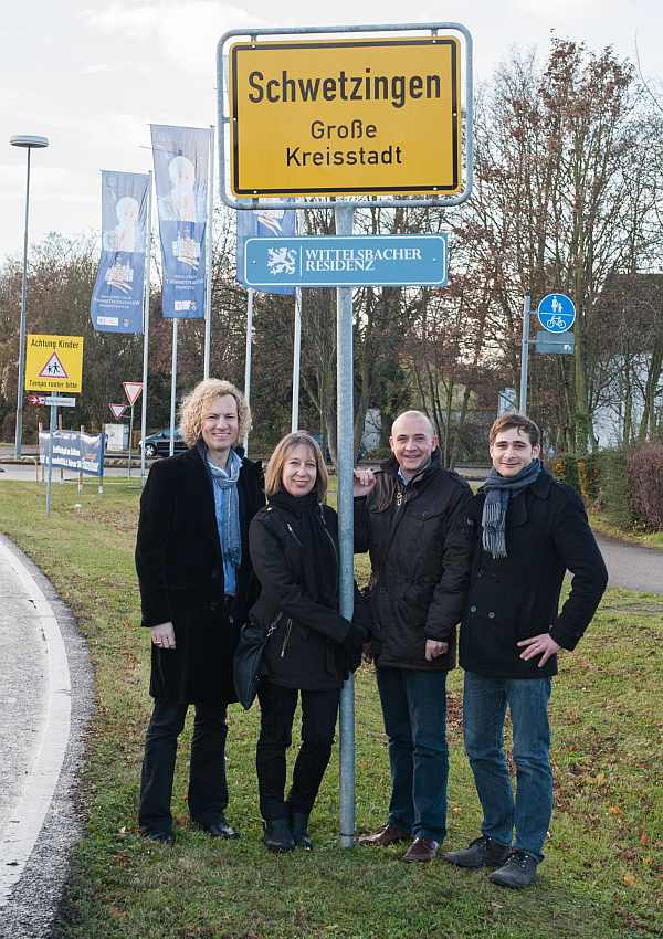 Dr. Alexander Schubert (Wittelsbacher-Projektleiter, Reiss-Engelhorn-Museen), Dr. Barbara Gilsdorf (Kulturreferentin der Stadt Schwetzingen), Dr. René Pöltl (Oberbürgermeister der Stadt Schwetzingen) und Norman Schäfer (Marketing Reiss-Engelhorn-Museen)