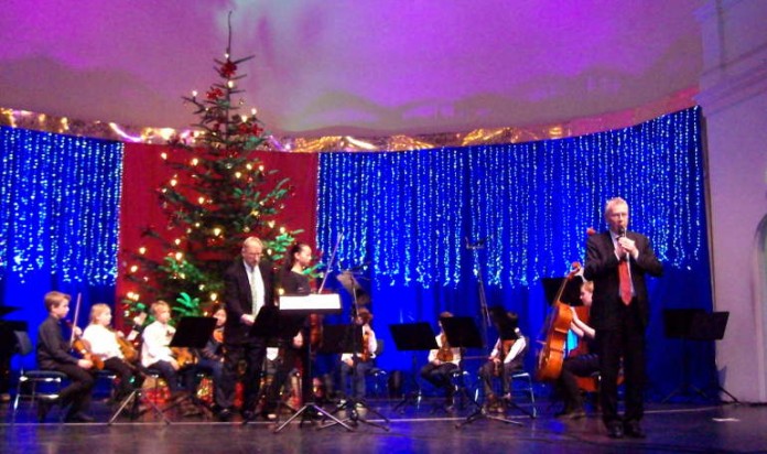 Oberbürgermeister Dr. Klaus Weichel begrüßt Senioren bei der Weihnachtsfeier in der Fruchthalle Oberbürgermeister Dr. Klaus Weichel begrüßt Senioren bei der Weihnachtsfeier in der Fruchthalle (Foto: Stadt Kaiserslautern)